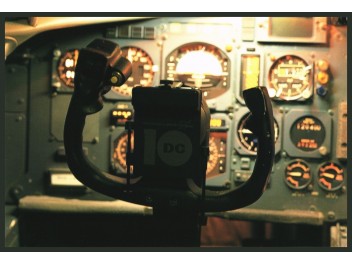 Cockpit, JAL DC-10