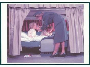Stewardess mit Mädchen, Kabine